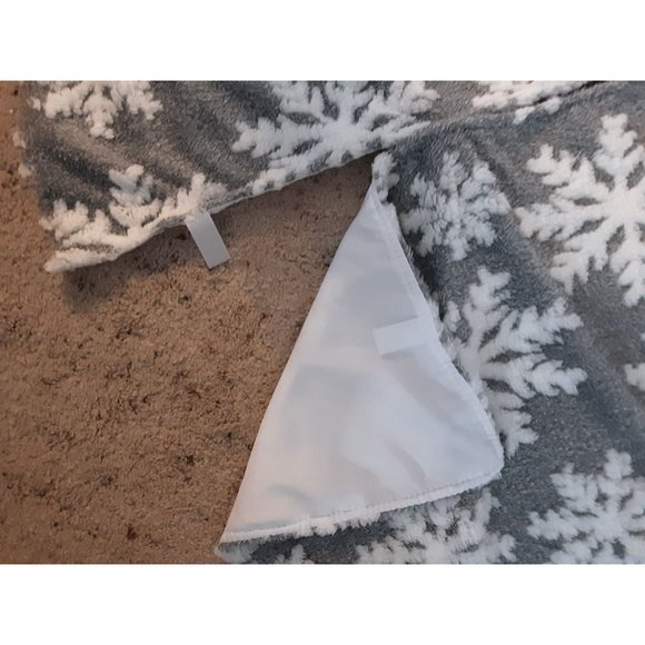 Gray Snowflake Fleece Christmas Tree Skirt, Stocking & Pillow Cover Set Festive - Picture 5 of 5